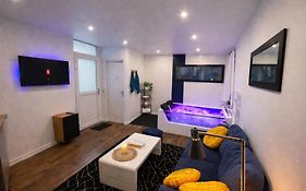 La Bulle Bleue Jacuzzi